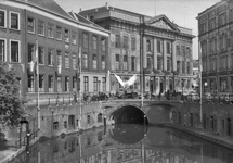 22327 Gezicht op de voorgevel van het Stadhuis (Stadhuisbrug 1) te Utrecht met op de voorgrond de Oudegracht.